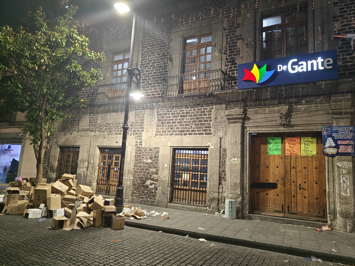 kimemusic's tweet photo. @SOBSECDMX @AlcCuauhtemocMx @AlessandraRdlv @PAOT_CDMX @SOBSECDMX @UCS_GCDMX #PapeleríaDeGante tira basura en banqueta de #EdificioPatrimonio en #CentroHistorico Calle Mesones #87, ayúdenos, es un basurero todos los días y a todas horas. #DenunciaCiudadana #BlindarCuauhtémoc https://t.co/g4ffPPAi24