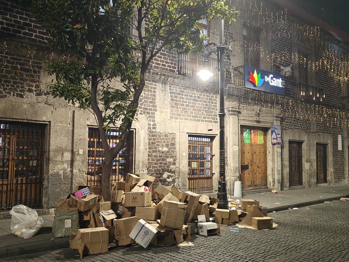 kimemusic's tweet photo. @SOBSECDMX @AlcCuauhtemocMx @AlessandraRdlv @PAOT_CDMX @SOBSECDMX @UCS_GCDMX #PapeleríaDeGante tira basura en banqueta de #EdificioPatrimonio en #CentroHistorico Calle Mesones #87, ayúdenos, es un basurero todos los días y a todas horas. #DenunciaCiudadana #BlindarCuauhtémoc https://t.co/QdHwn1ybym