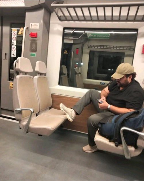 Sabemos que eres un puerco sin educación que gusta de subir las pezuñas en los muebles de tu chiquero, pero evita llevar esos hábitos marranos a los bienes públicos. <a href="/marcelcarrillog/">Marcel Carrillo</a>