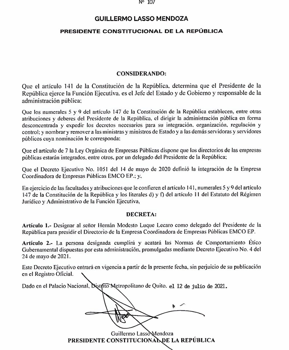 MoniVelasquezV's tweet photo. Nadie puede decir que Guillermo Lasso no tuvo responsabilidad.
Aquí está el decreto con el que designó a Hernán Luque Lecaro como director de EMCO, la Empresa Coordinadora de Empresas Públicas.
Y un mes después, el 18 de agosto, decretó que todas las empresas públicas quedarían bajo su mando.
Manejó más de 12 mil millones de dólares.
La relación de Hernán Luque con Rubén Cherres, a quien llamaba “primo”, pudo facilitar que la estructura criminal y el narcotráfico operaran dentro del Estado.