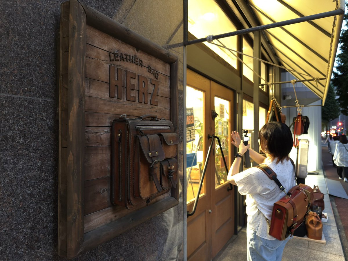 neconoyoutube's tweet photo. ヘルツ博多店さん、博多駅前3丁目での営業お疲れ様でした！

一言では書ききれないほどの思い出が詰まった小さくてデッカイ存在のお店、九州唯一のヘルツ直営店。
工房併設の店舗としてもコンパクトな距離感で、人の手から生まれる瞬間を間近で見ることが出来る大変素敵な場所でした

@herz_bag 
#herz https://t.co/YTsGf0cO5f
