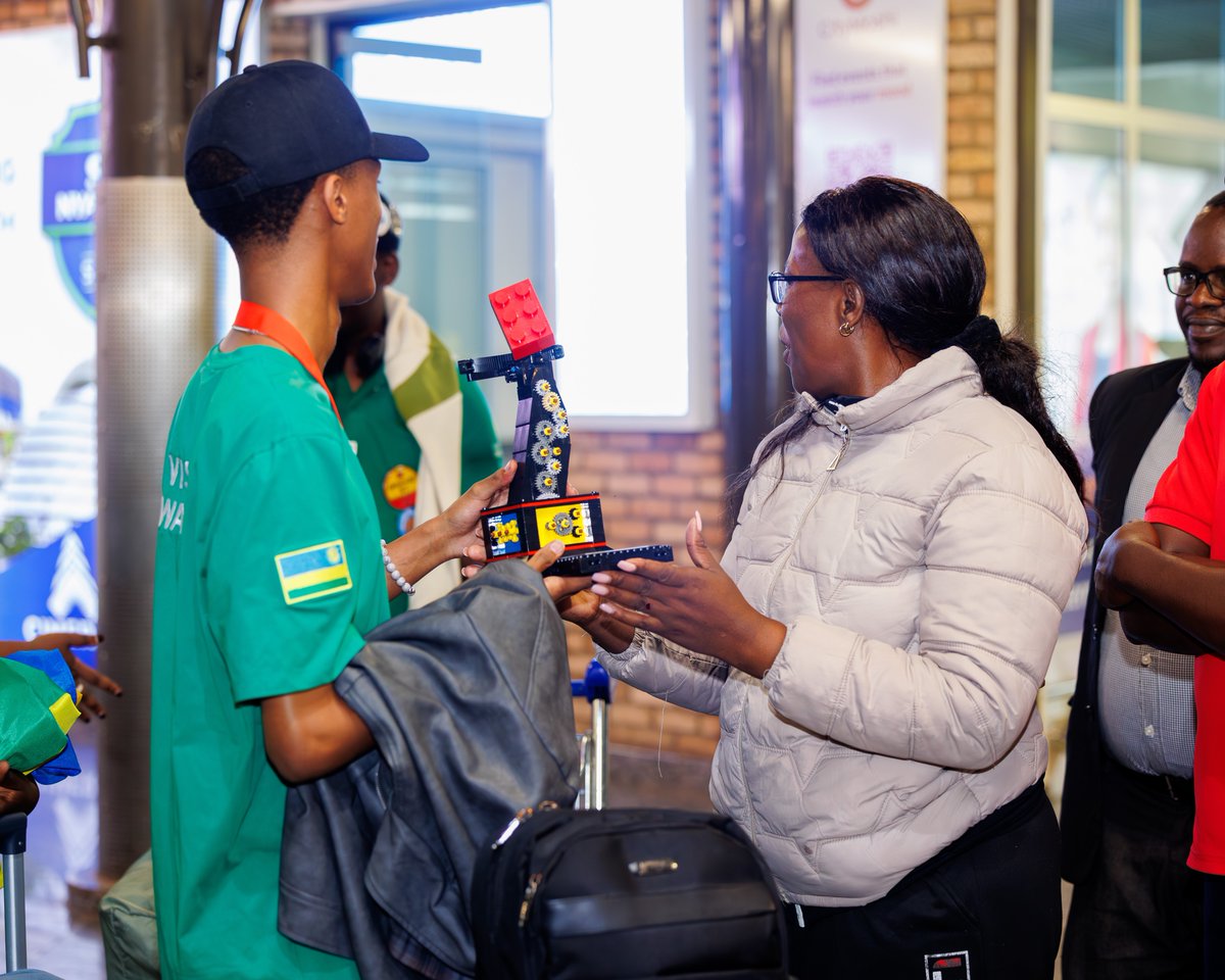 REBRwanda's tweet photo. Muri iki gitondo, Umuyobozi mukuru wa REB @mbanelson yakiriye abanyeshuri biga Hope Haven C.S bavuye mu marushanwa mpuzamahanga " @firstlegoleague World Championship " yabereye i Houston,USA. Begukanye igihembo "Innovative Project Medal" mu mushinga wabo "Deep Trace". #FLL #STEM https://t.co/mHcKb8Hvf3