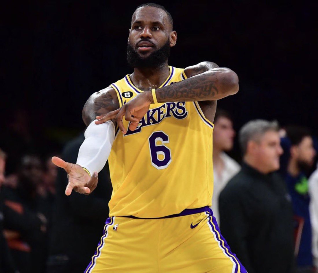 NÃO VAMOS OMITIR A PARTIDA DE LEBRON JAMES HOJE:

27 pontos 
4 rebotes 
6 assistências 

70% NOS ARREMESSOS !!!!!!!!

Fez a parte dele.