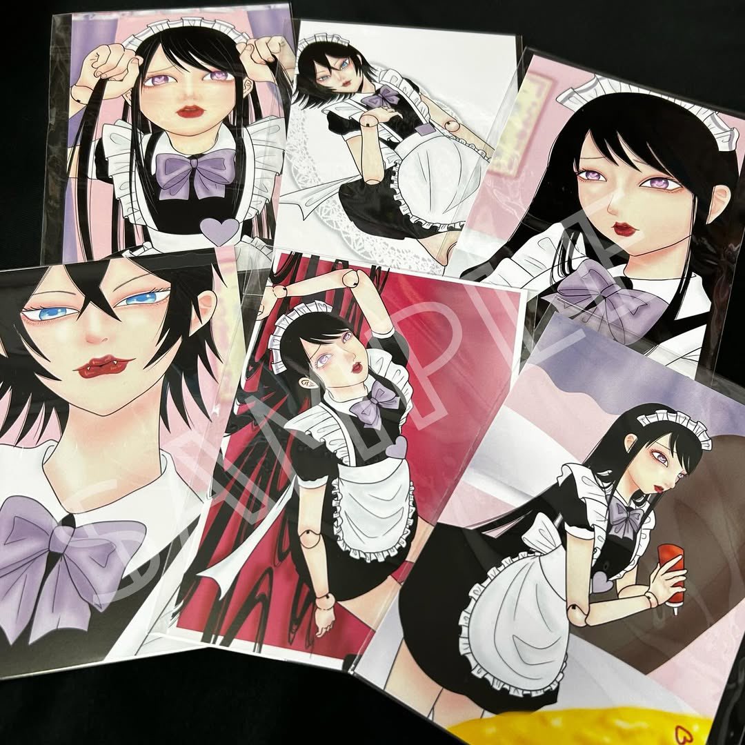 4raichi4's tweet photo. メイド×球体関節人形のイラスト「ついんてーるはんどる」グッズ紹介③

チェキ風ステッカー    500円
ポストカード            各200円

5/9(土)『横浜メイド博覧会 2026』
A-23にて参加いたします🌹

#メイド博 #メイド博覧会 https://t.co/bM3ekUwJDI