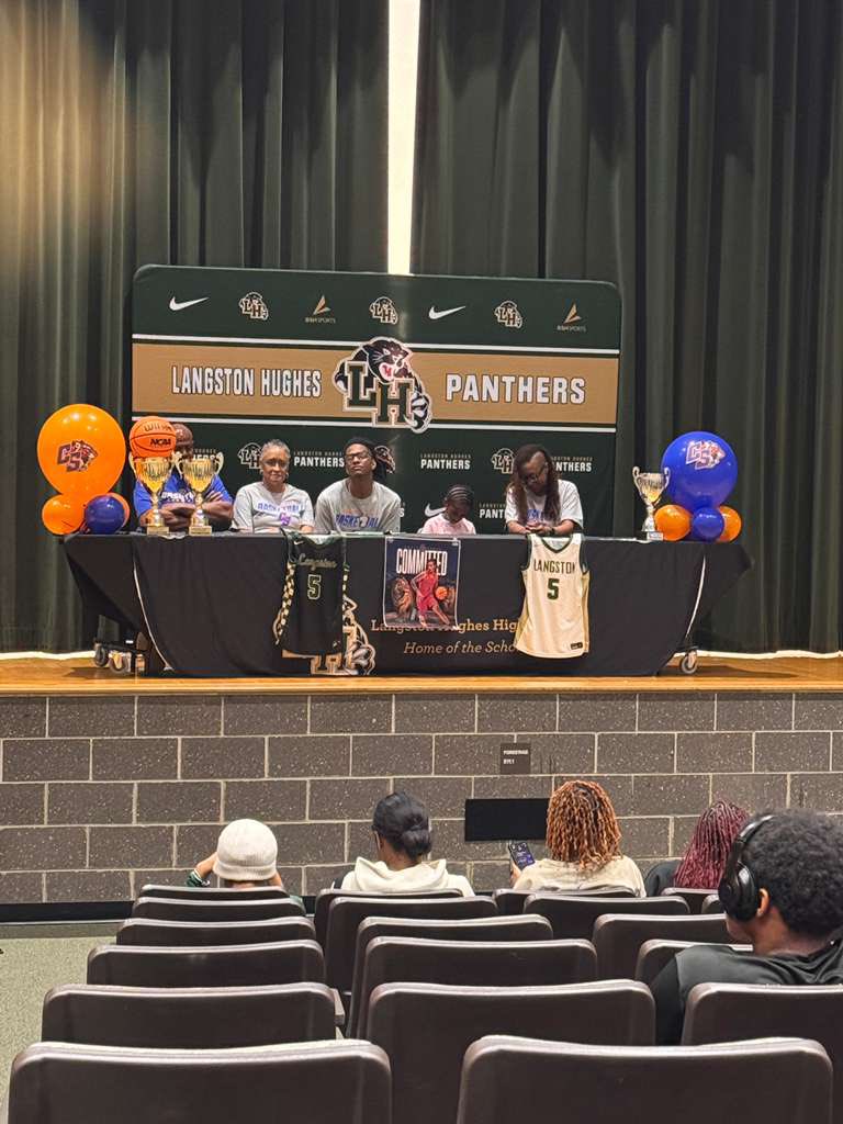 LHHS_MBB's tweet photo. The LHHS basketball program and @press_panthers hosted a Signing Day for 5 (3B; 2G) senior athletes today! @KjAgnew1 @AndreJernigan2 @AmariJenkins22 Congratulations on your commitments!!! 

@WCCC_Maine @StatesmenMBB @ChattStateMBB https://t.co/jXdNU2fooa