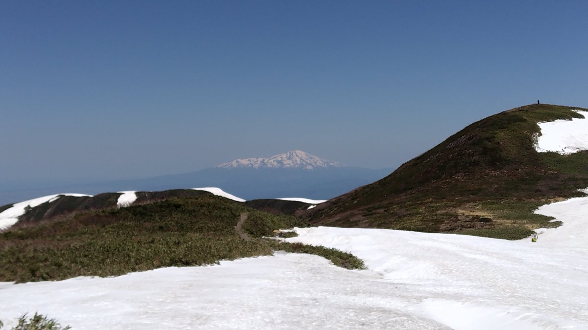 koukouRE5's tweet photo. まさに求めていた、、、晴れの #月山スキー場 #姥ヶ岳 からの鳥海山と庄内平野がっ、、、今、ここにっ！！(｀・ω・´)

月山も目の前にっ！！(｀・ω・´)

はっきり見えましたぁ〜。 https://t.co/WFSUIZ48CU