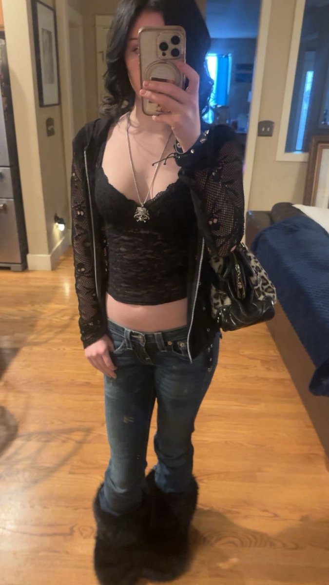 celest3sz's tweet photo. then vs now im gonna fucking kms https://t.co/WONg4Rht5H
