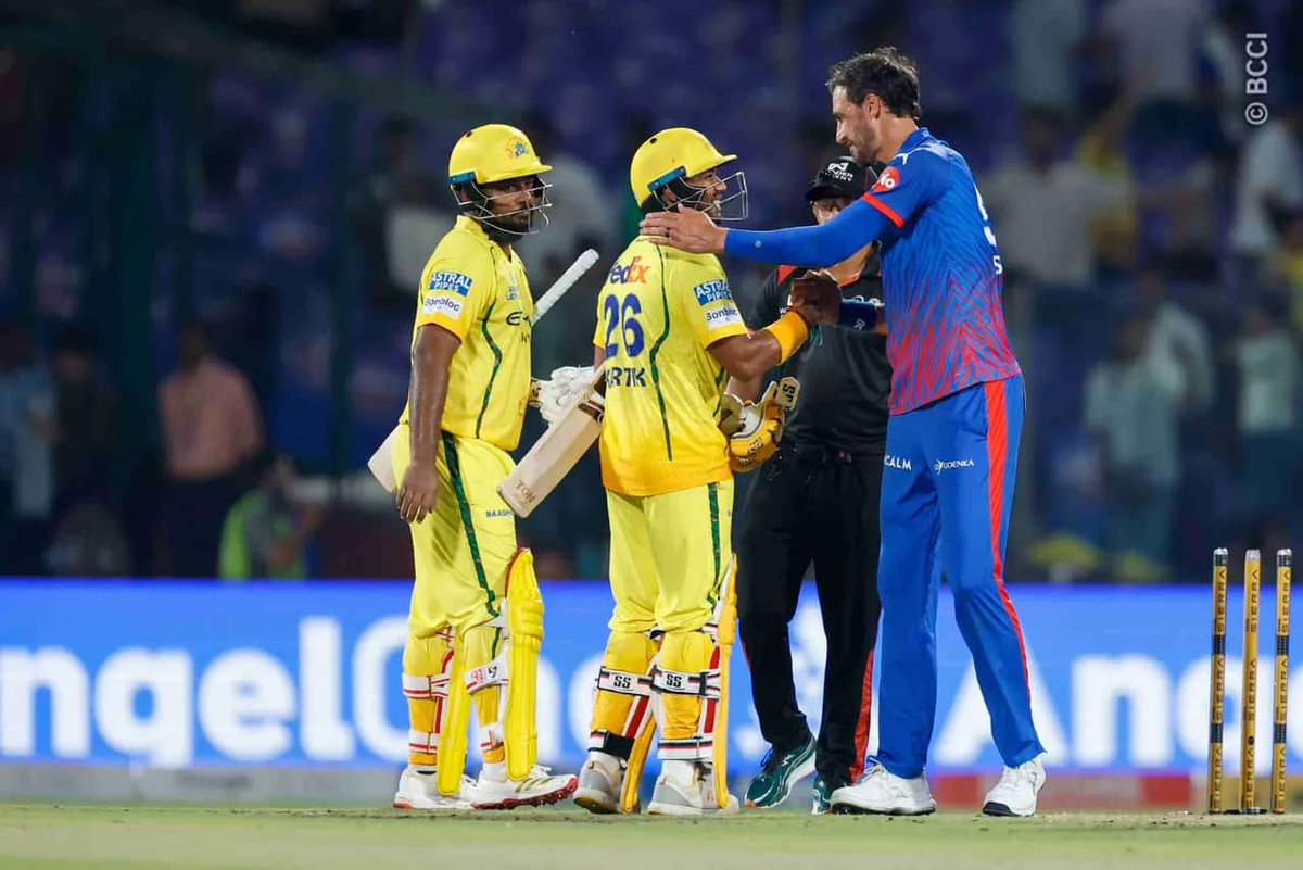 CricCrazyJohns's tweet photo. Mitchell Starc appreciating the CSK young talent - Kartik Sharma 😍 https://t.co/vNFQQfYNbD