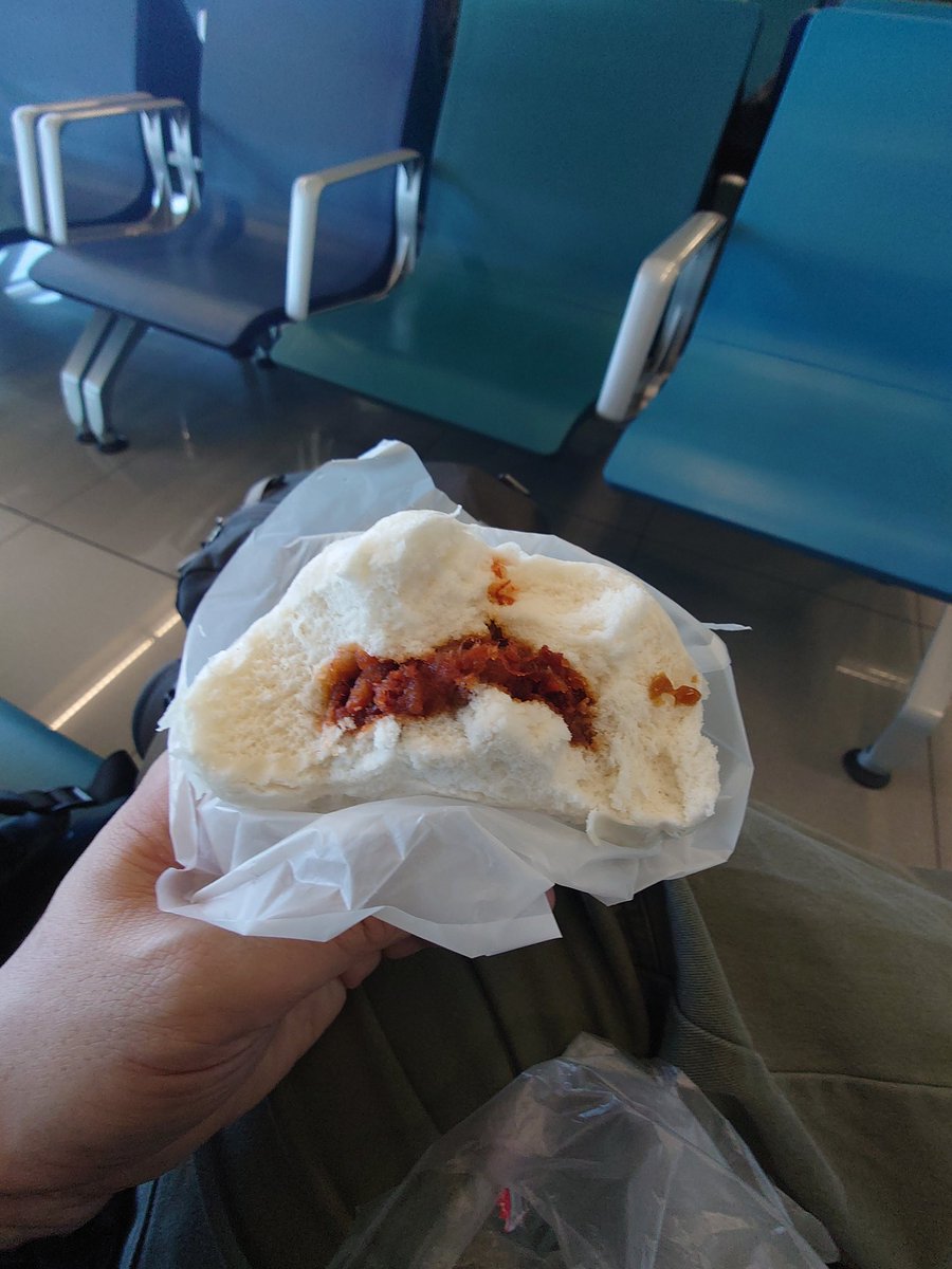 A200322558's tweet photo. フィリピンの謎マン。食べ慣れてきた。甘辛い味付けが意外と日本人にもあうかも？@NAIA_T3

ところで、下の紙ですがベロベロにフヤケてて取るとき大体残って食べちゃうのは私だけでしょうか？🤢 https://t.co/Bb9YUjho7X