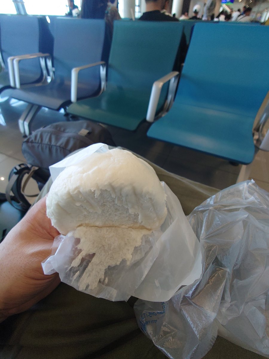A200322558's tweet photo. フィリピンの謎マン。食べ慣れてきた。甘辛い味付けが意外と日本人にもあうかも？@NAIA_T3

ところで、下の紙ですがベロベロにフヤケてて取るとき大体残って食べちゃうのは私だけでしょうか？🤢 https://t.co/Bb9YUjho7X