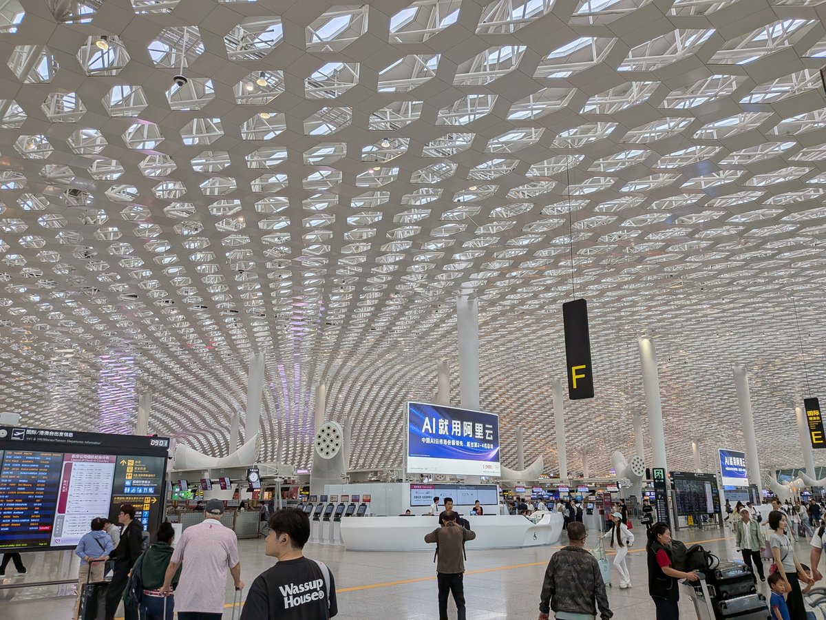 39hama1's tweet photo. 休日なんて、あっつー間ですね。
深圳国際空港から、帰国します。
この空港、
天井がえらい事になっています。
#深圳国際空港 https://t.co/qFWM8TuK5g