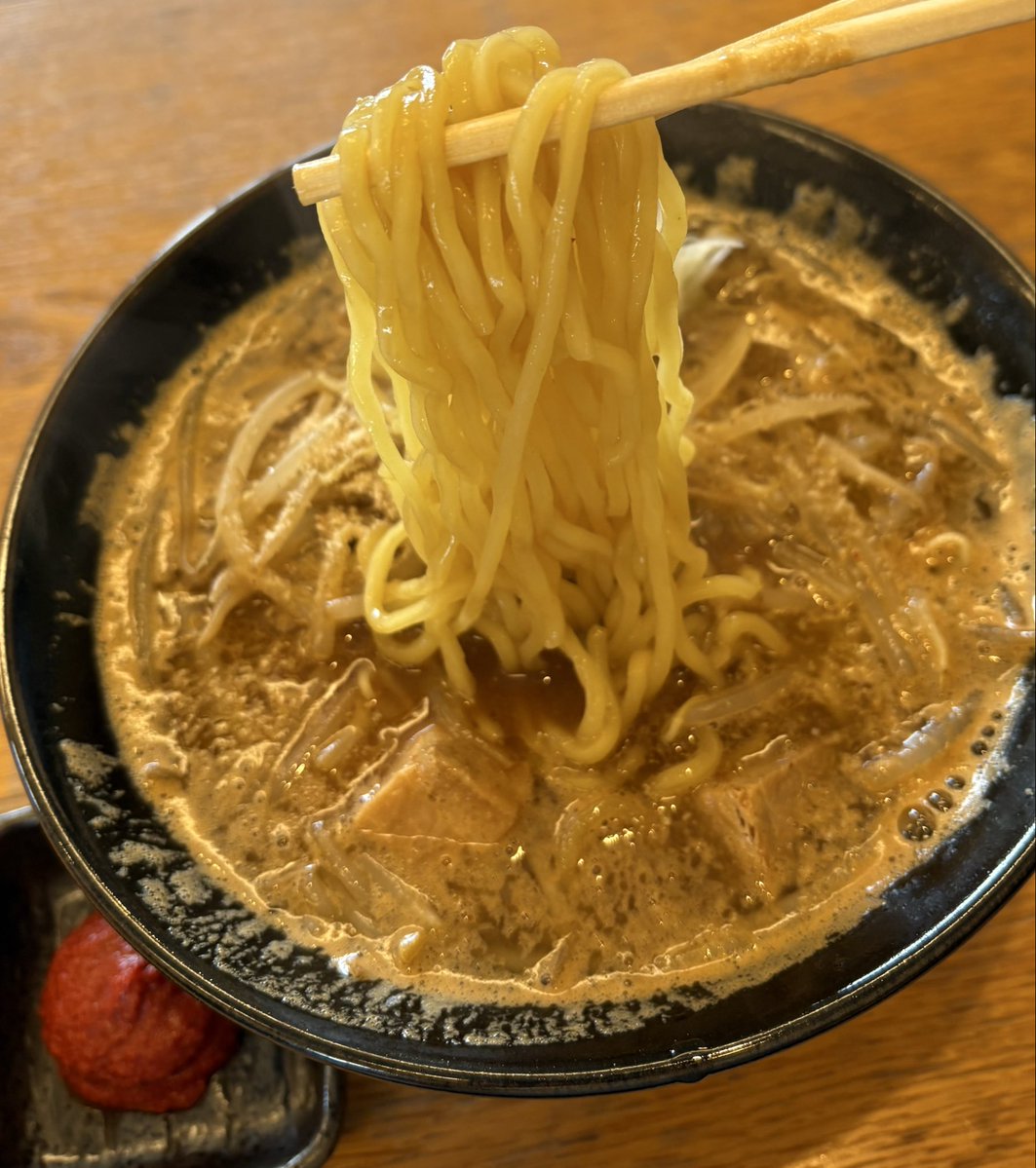 ～麺や 碁飯～
【味噌らーめん(辛味)】
世の中ではGWが最終日ですね！そして天気良き☀️今日は麺や碁飯さんで味噌をいただきましたー🍜炒め野菜が香ばしくてとても美味しいかったです🙌ご馳走様でした🙇‍♂️