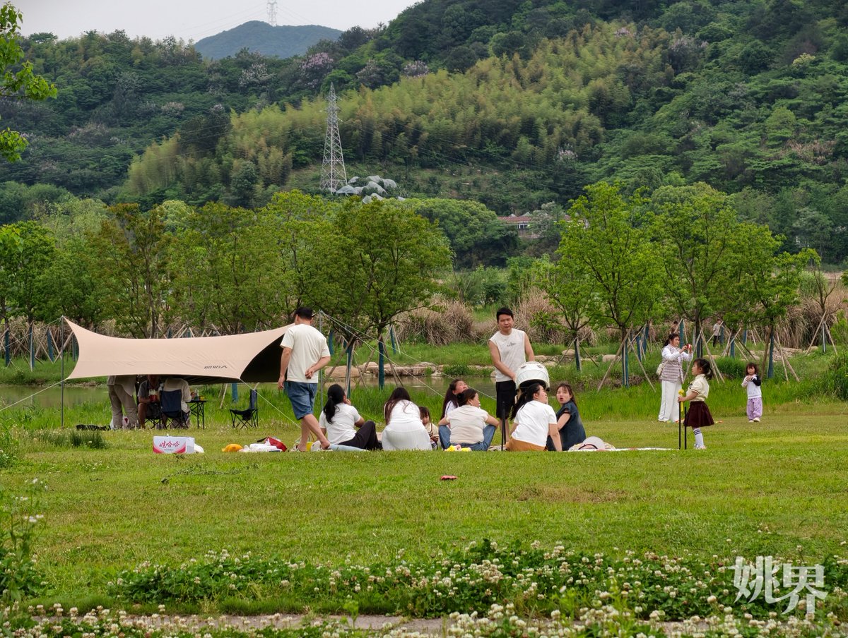 During the May Day holiday, many citizens stepped out to embrace nature, pitching tents amidst lakes and mountains for a leisurely escape. They strolled, savored views, or relaxed under canopies, savoring a blissful break. #MayDayGetaway #NatureLovers #OutdoorLeisure