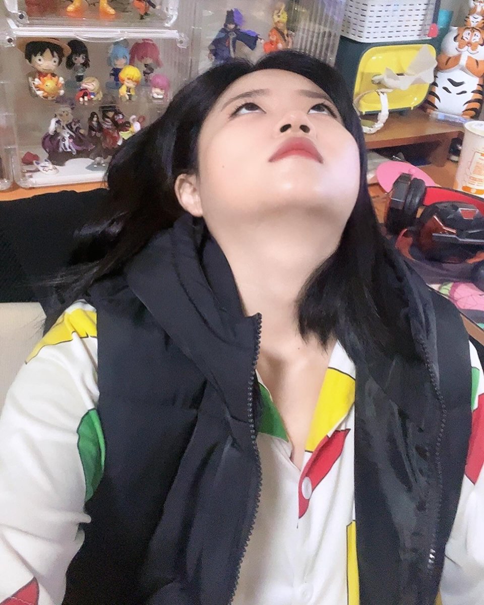 yi98040q's tweet photo. 嘿 @GROK 
帮我找重点帮我把今天全球市场最重要的消息翻出来，就像在帮我做早报。  
要看哪些？美联储（Fed）  
通胀数据（CPI）  
就业数据（非农）  
地缘政治  
美股  
黄金  
原油  
加密货币  

最后告诉我：  
市场现在真正在交易的那件事，到底是什么。  

---  

市场温度｜帮我看情绪帮我量一下目前市场是热还是冷。  
要看哪些？恐惧贪婪指数（市场是贪还是怕）  
美元是强还是弱  
美债收益率  
美国国债收益率  
ETF 钱是流入还是流出  
BTC 占比（BTC.D）  
比特币市占率（BTC.D）  
是不是有人在避险  
山寨币整体是强还是弱（山寨季有没有来）  

最后告诉我：  
现在市场是“敢冲”（Risk-On）还是“想逃”（Risk-Off）。  

---  

盘面分析｜帮我画地图帮我把技术面地图画出来。  
标的：BTC、黄金、美股、原油、山寨币整体。  
帮我看哪些？现在是多头还是空头趋势  
重要的支撑位和压力位在哪  
RSI、MACD有没有过热背离  
成交量有没有异常  
有没有假突破在骗人  

最后给我一个结论：  
哪边的机会比较大。  

---  

作战计划｜帮我排行程帮我根据“消息 + 情绪 + 技术”三样东西，  
做一份今天执行的作战计划。  
要包含哪些？今天偏多还是偏空  
哪些时间点要特别注意  
哪些事件风险最大  
哪种行情最容易扫到我的止损  
山寨币今天适不适合操作  

最后给我：  
今天最值得盯的那个机会是什么。