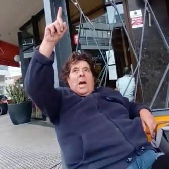 Donde andará la vieja que gritaba sos un holograma