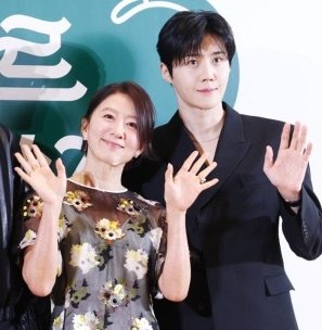 seonhojoy's tweet photo. kim heeae sunbaenim talking about kim seonho:

"after working with him, I found that while his image is delicate and gentle like a 'herbivore man,' he is powerful and possesses leadership qualities when he works" 

BONJOUR BAKERY PRESSCON
#KimSeonho #봉주르빵집 #김선호 https://t.co/SgZexa5VwB