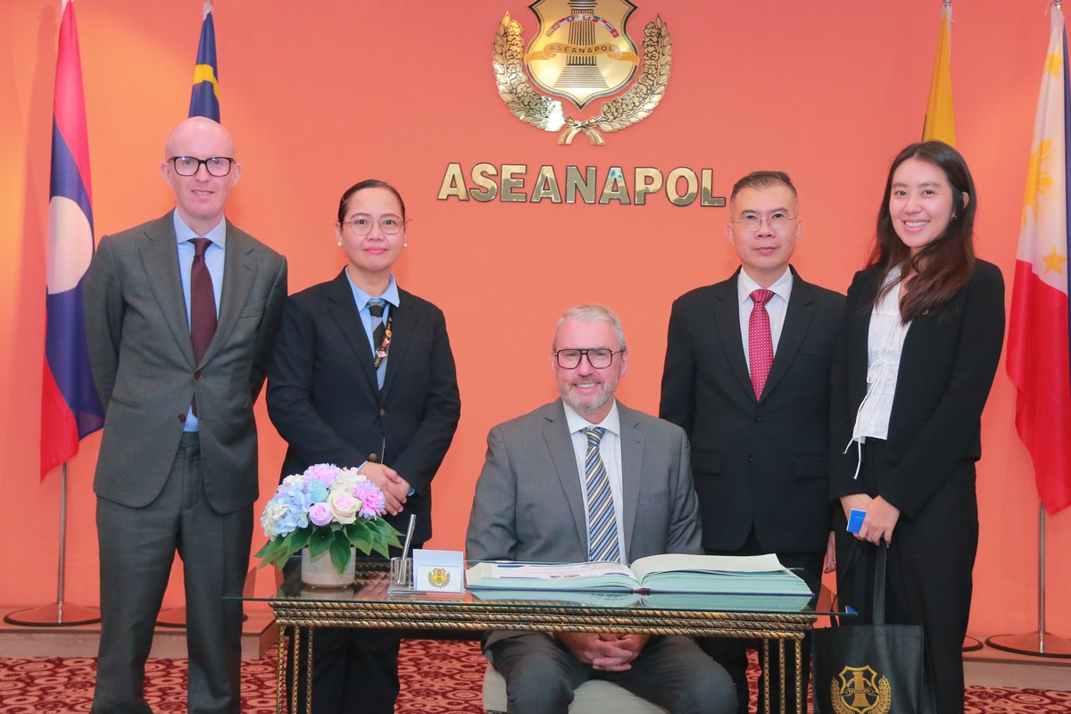 ASEANAPOL1981's tweet photo. Officer, INTERPOL Financial Crimes and Anti-Corruption Centre, together with Mr. Stuart Beban, Criminal Intelligence Analyst, and Ms. Joyee Tan, Project Management, INTERPOL Environmental Security Sub-directorate. https://t.co/iHQOUsCzYr