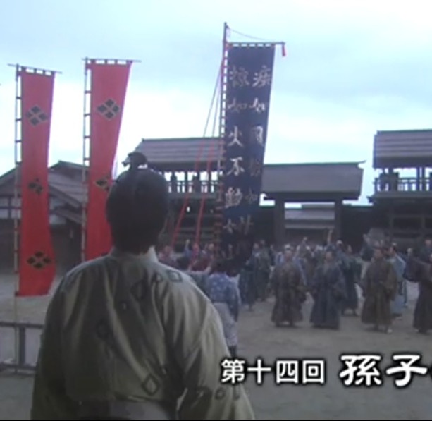 この緑色の旗の支えは竹をモチーフにしているんだろうけどホームセンターにある園芸用の支柱にしか見えないんだよな…。
もう少し装飾を入れるとか、竹でも乾いた色にすることはできないのかなぁ。