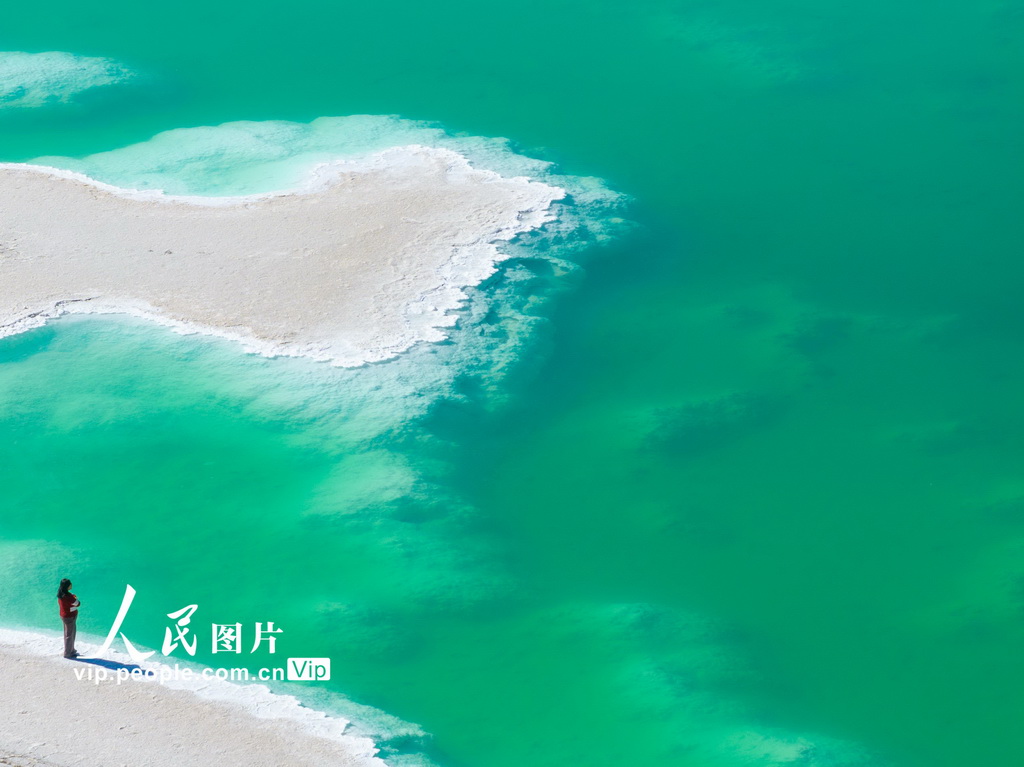 PDChinese's tweet photo. 【青海海西：大柴旦翡翠湖色彩斑斕】日前，青海省海西蒙古族藏族自治州，大柴旦翡翠湖在明媚陽光、湛藍天空與連綿群山映襯下，色彩斑斕，盡顯生機。 https://t.co/v5JerbnA9f