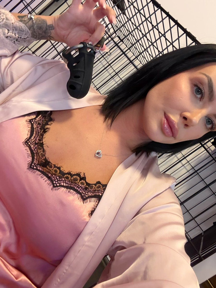 JaclynStarrxo's tweet photo. Sleep overs with me are really fun 
While I take a warm bubble bath, put on my silk pjs you stay locked in two cages… I might give you a pillow or make you sleep with my wet cold towel…. Nighty night🌙 https://t.co/EERFhRDvaG