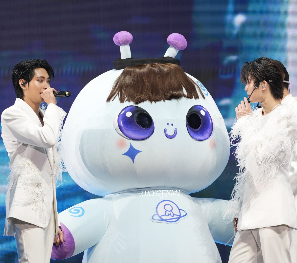 OxygenMJ's tweet photo. 𝐇𝐚𝐩𝐩𝐲 𝟓𝐭𝐡 𝐀𝐧𝐧𝐢𝐯𝐞𝐫𝐬𝐚𝐫𝐲 #TutorYim
ครบรอบ 5 ปีนี้ มันมีความหมายมากๆ 
มีหลายสิ่งเกิดขึ้น ขอบคุณที่มอบความรักให้พวกเรา ดคอล เป็นอย่างดี ขอบคุณที่ตั้งใจทำหน้าที่ของตัวเอง และทุกผลงานให้ออกมาดี ขอบคุณที่ไม่ท้อและอดทนกับทุกเรื่องราว และขอโทษผมที่มาช้า ผมรักพี่ๆทั้งสองคนนะ 🥹 ไม่ว่าจะเจอเรื่องอะไรที่มันบั่นทอนจิตใจ ก็เข้ามาเจอพวกเราได้ใน X นี้เลยนะ พวกเราอยู่ตรงนี้เสมอครับ 
🩵💜 
5YEARS OF US TUTORYIM
#AllTimeWithTutorYim5th
......
ล่าสุดก็มีหนูเอเลี่ยนน้อยเกิดมา #AlinorTTY หนูคือความภาคภูมิใจของ ติวเตอร์ยิมและย่า ยาย อา ปู่ ตาทุกคนสัญญาว่าจะรักและเอ็นดูหนูนะ
......
ช่วงเวลาที่ผ่านมา ผมอาจจะมาช้าเกินไป ตอนนี้ผมมาแล้วนะครับ ผมจะเก็บทุกช่วงเวลาที่มีโอกาสให้คุ้มที่สุด ทุกวินาที ถึงจะเจอกันแค่ 30 นาทีต่องาน ได้คุยกัน 1 นาที ผมจะเก็บทุกโอกาส และขอสัญญาผมจะอวยติวเตอร์ยิม อวยจนคนลำคาญ อวยจนให้คนนอกเห็นว่า 2 คนนี้คือใครจนต้องมาตาม ก็เมนทั้ง 2 คนของผมเก่ง ผมรักทั้ง 2 คนมากนะครับ 🥹🩵💜 
@TutorKrp
@mynameis_yim 
#TutorKrp #mynameis_yim
