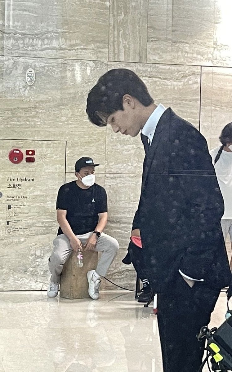 6rangluv's tweet photo. 똑같은 수트인데 금수저 짭태용 목격짤때랑 분위기 쌉다른거 깍,,,,연하 인턴의맛 기대된다 ㅋㅎ https://t.co/DUPRsBCNU5