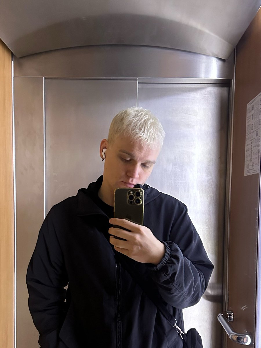 hedidthem's tweet photo. сонный офисный планктон https://t.co/2nNO4m1Qsj