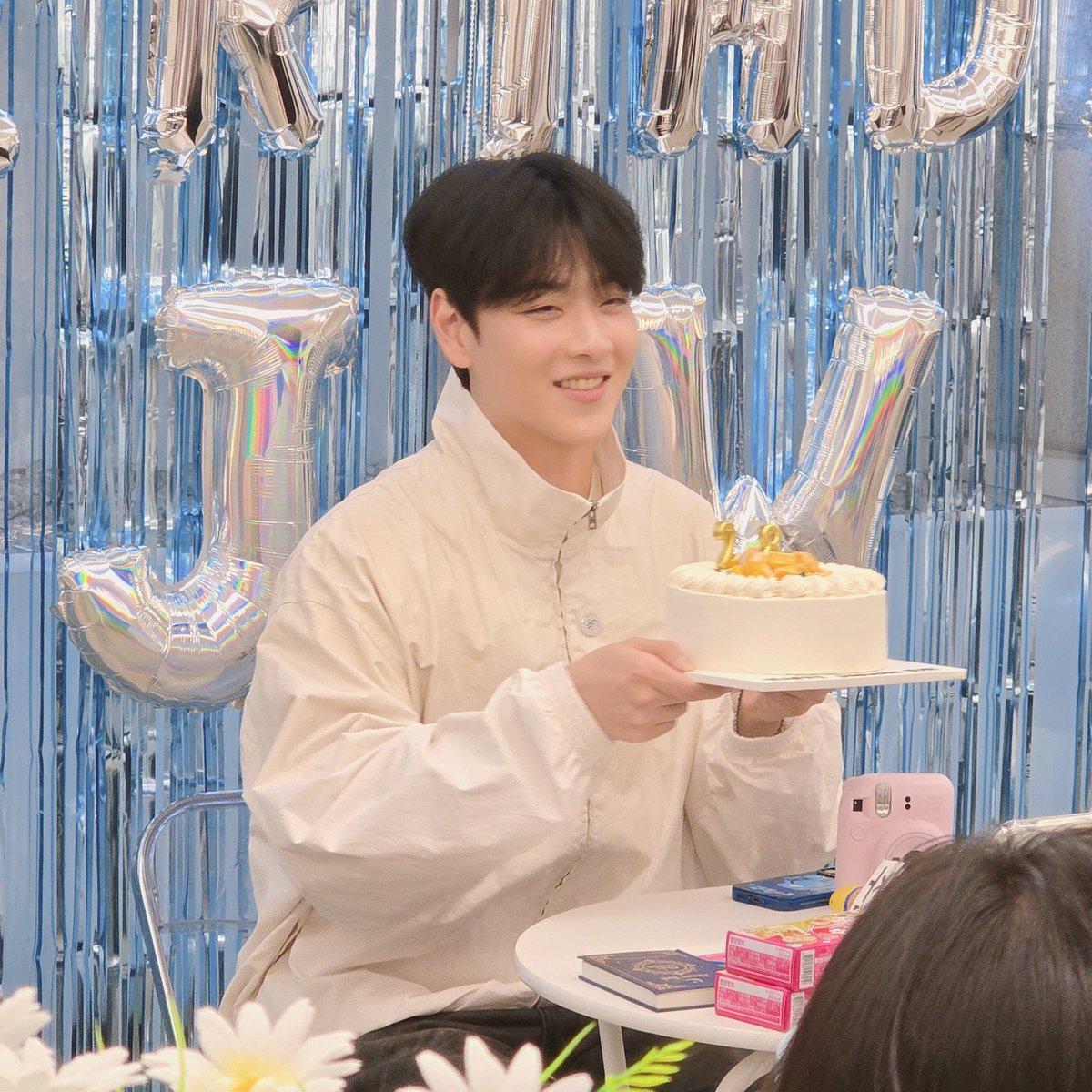 2sanghyeonsang's tweet photo. ✨️ 배우 차주완 님 생일카페 ✨️
카페 이상현상에 차주완 님께서 방문해주셨습니다.
생일 축하드립니다~🎉 https://t.co/aD1nwuxeua