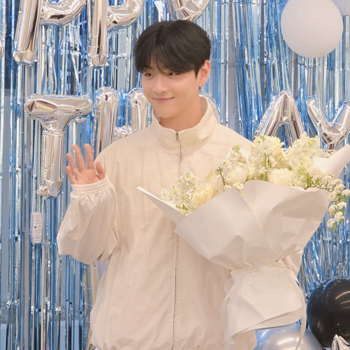 2sanghyeonsang's tweet photo. ✨️ 배우 차주완 님 생일카페 ✨️
카페 이상현상에 차주완 님께서 방문해주셨습니다.
생일 축하드립니다~🎉 https://t.co/aD1nwuxeua