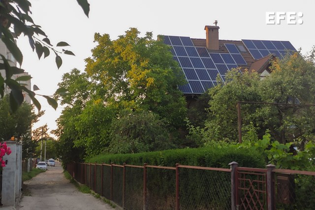 EFEnoticias's tweet photo. El Gobierno de España anuncia la asignación provisional de 670 millones de euros del Plan de Recuperación para acelerar la transición energética y electrificación. 

https://t.co/OizfyxLJHX https://t.co/TC7hC3OKKk