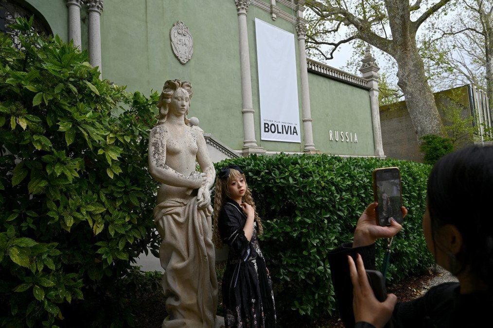 MyLordBebo's tweet photo. 🇮🇹🇷🇺🇪🇺 Italy is not complying with sanctions of the EU against Russia as it reopens the Russian pavilion at the Venice Biennale for the first time in four years — Financial Times
  
Brussels has seen "confidential letters" sent to Prime Minister Giorgia Meloni’s government and Biennale organizers stating that the pavilion's inclusion is "not compatible" with the bloc's stance on the war in Ukraine — reported