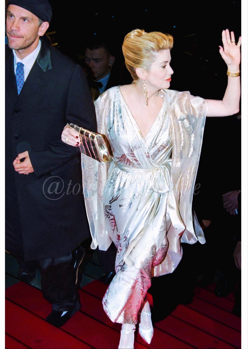 🤳🏻Cannes Rewind: Catherine Deneuve and American actor John Malkovich arrive for the screening of the film “O Convento,” directed by Manoel de Olivera, during the 48th Cannes Film Festival in Cannes | May 25, 1995

©️François-Xavier Marit

#CatherineDeneuve #Cannes