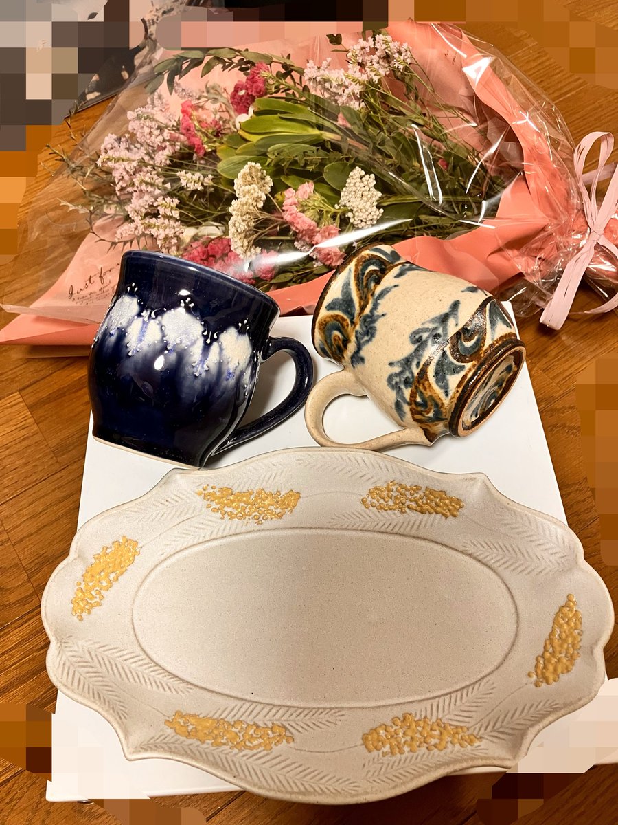 M_children35's tweet photo. GWに益子陶器市で一目惚れして買った紺色のカップとお皿と、そのままドライフラワーにできるお花💐
笠間で買ったカップ✨
陶器市で買ったのはこれだけではなく両親へのカップ2つと普段用のお皿3枚も…😅
陶器好きにはものすごく見応えのある危険な益子陶器市でございました。1日半では足りない〜😆 https://t.co/ovWQMixnlM