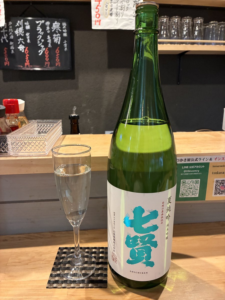 ToruGuide's tweet photo. Shichinen Natsu Jun Gin, the summer Junmai Ginjo, brewed by Yamanashi Meijo, has a clear, light, and fruity taste. It offers a smooth touch and leaves a fresh hint on my throat. I enjoyed it at room temperature, but I think it may offer a more sophisticated taste when cooled in the fridge.