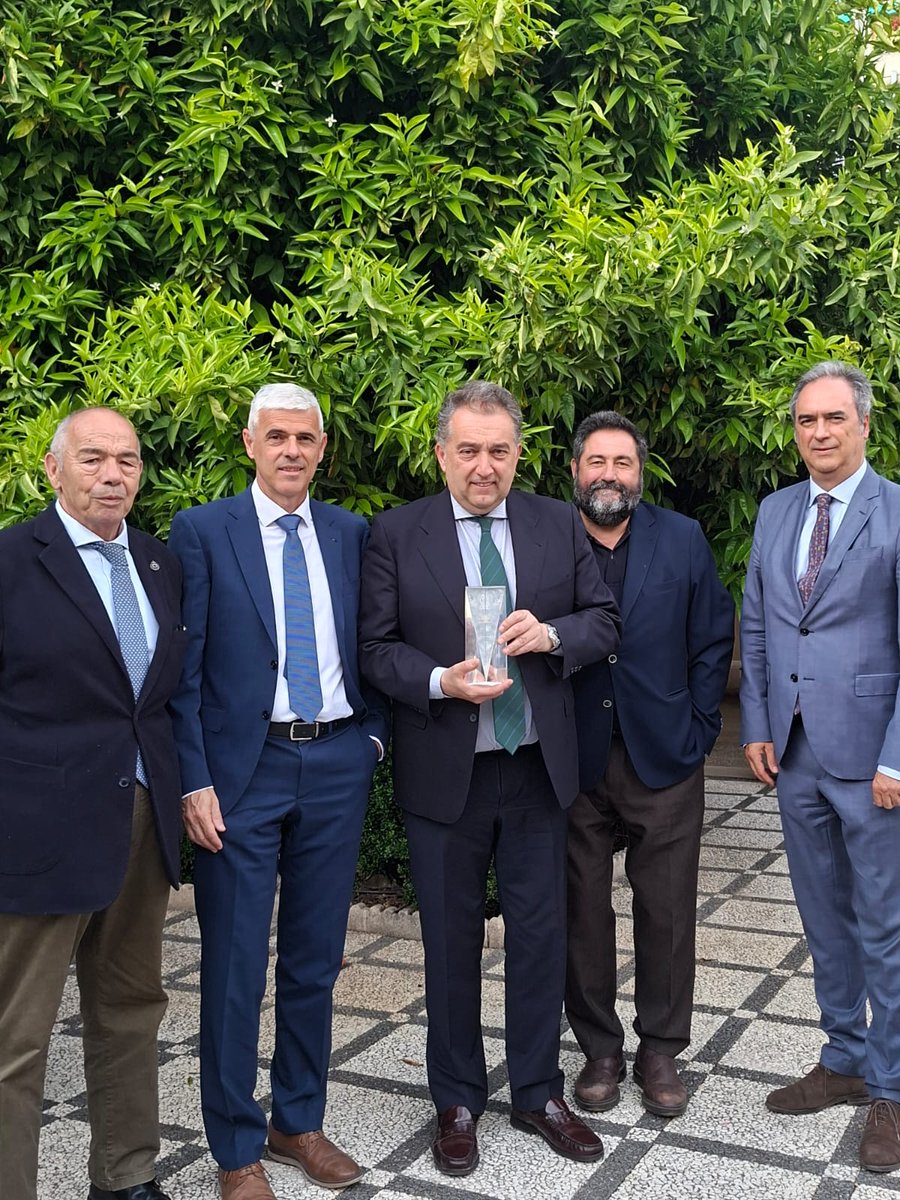 Emasagra's tweet photo. Emasagra recibe el premio a la Labor Docente en los XII Premios Granada por la Educación.
Gracias a Concapa y Fapyma, así como a las patronales CECE y Escuelas Católicas, por este galardón que refuerza nuestro compromiso con la concienciación del valor del agua entre la sociedad. https://t.co/AQAcPdzSyh