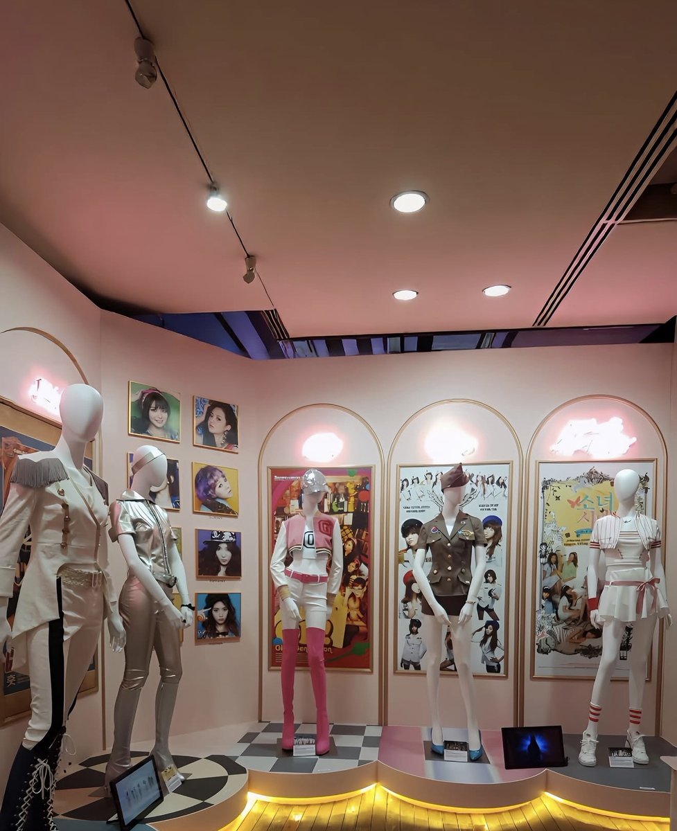 난 소녀시대 20주년에 sm이 소녀시대 20주년 전시회같은 깜찍한 이벤트를 열어줄 거라고 믿어… 🙏🏼