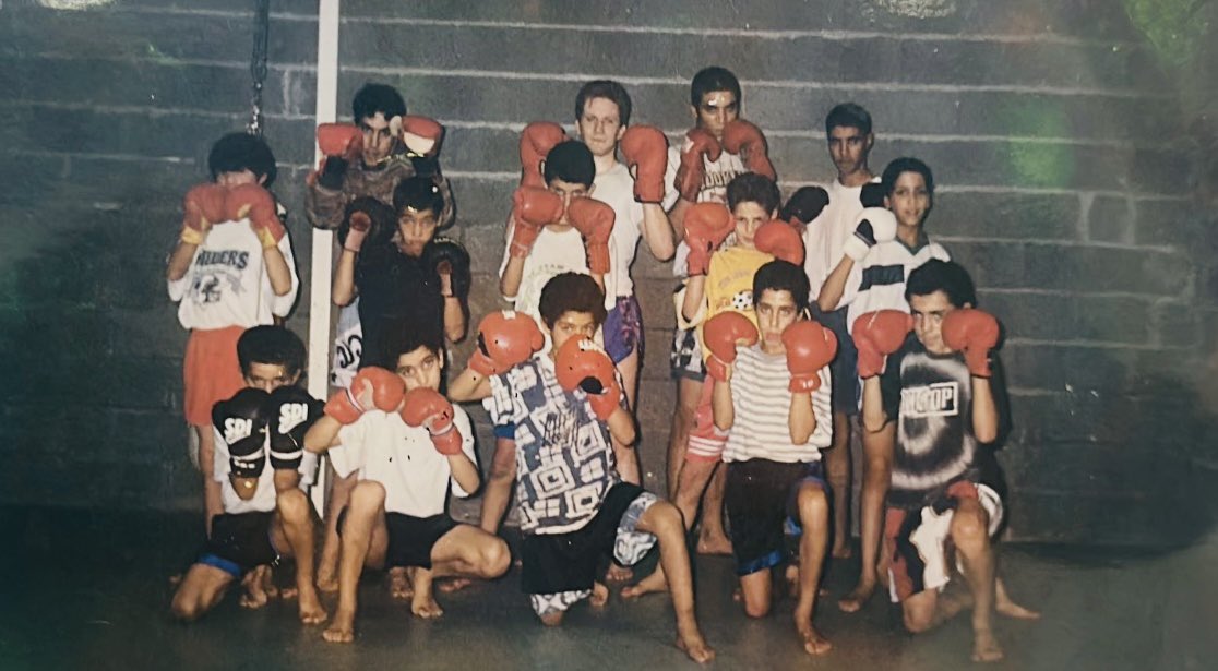 samirbaz6's tweet photo. 1995, La Source à Orléans. 🥊  
Dans une cave du gymnase Romain Rolland naît l’Escale Thai Boxing. Peu de moyens, mais du cœur.

30 ans plus tard, les jeunes d’hier sont devenus des pères… et leurs enfants montent sur le tatami.

Respect à Karim Baz, Fouad Delhami et à tous. 🙏 https://t.co/U0UKU2jgUn