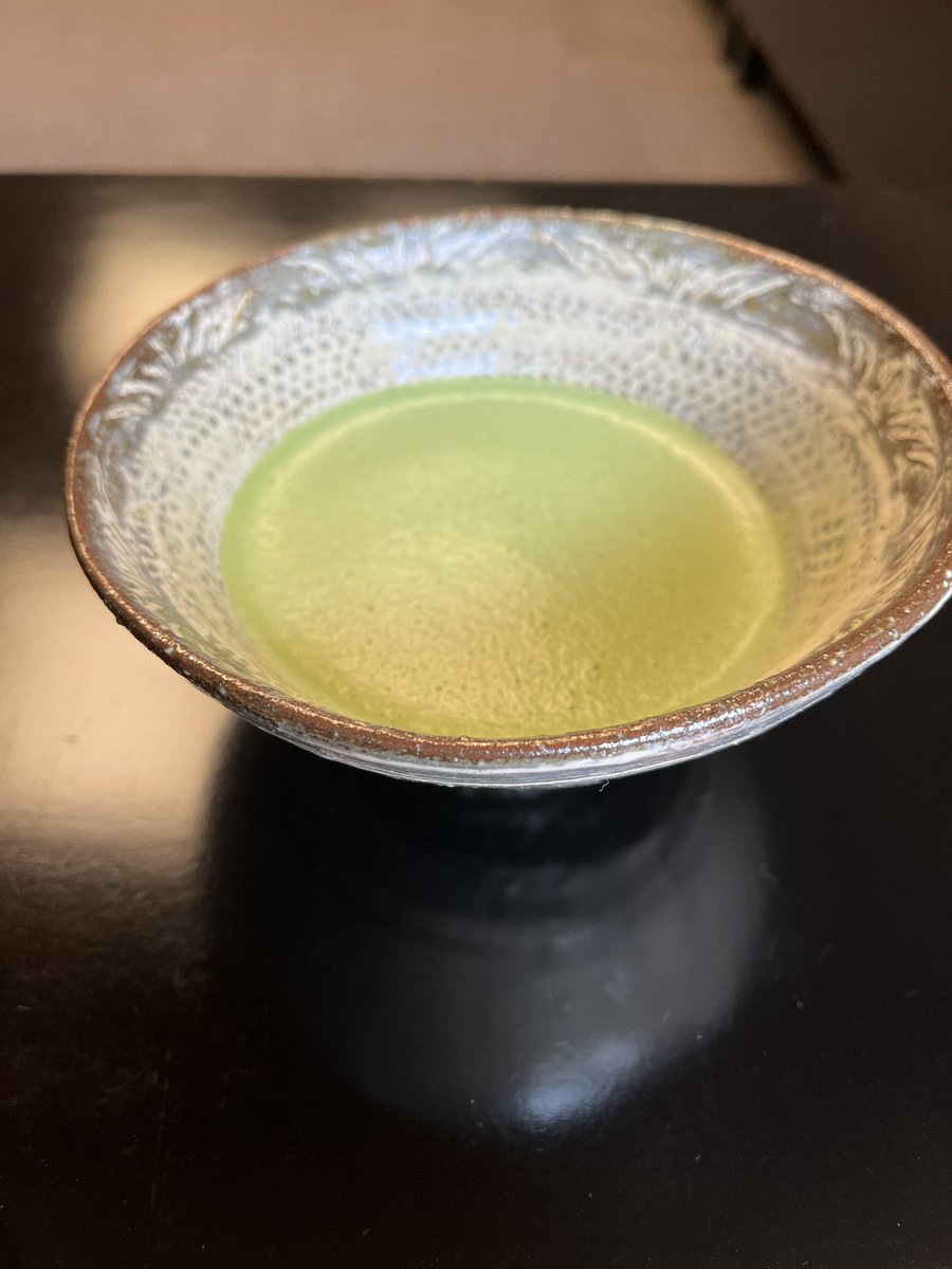 究極の古美術◾️蔵から茶黒のめちゃくちゃ雰囲気のある抹茶茶碗が出て来ました。 美術館でお抹茶(展示物は見てない