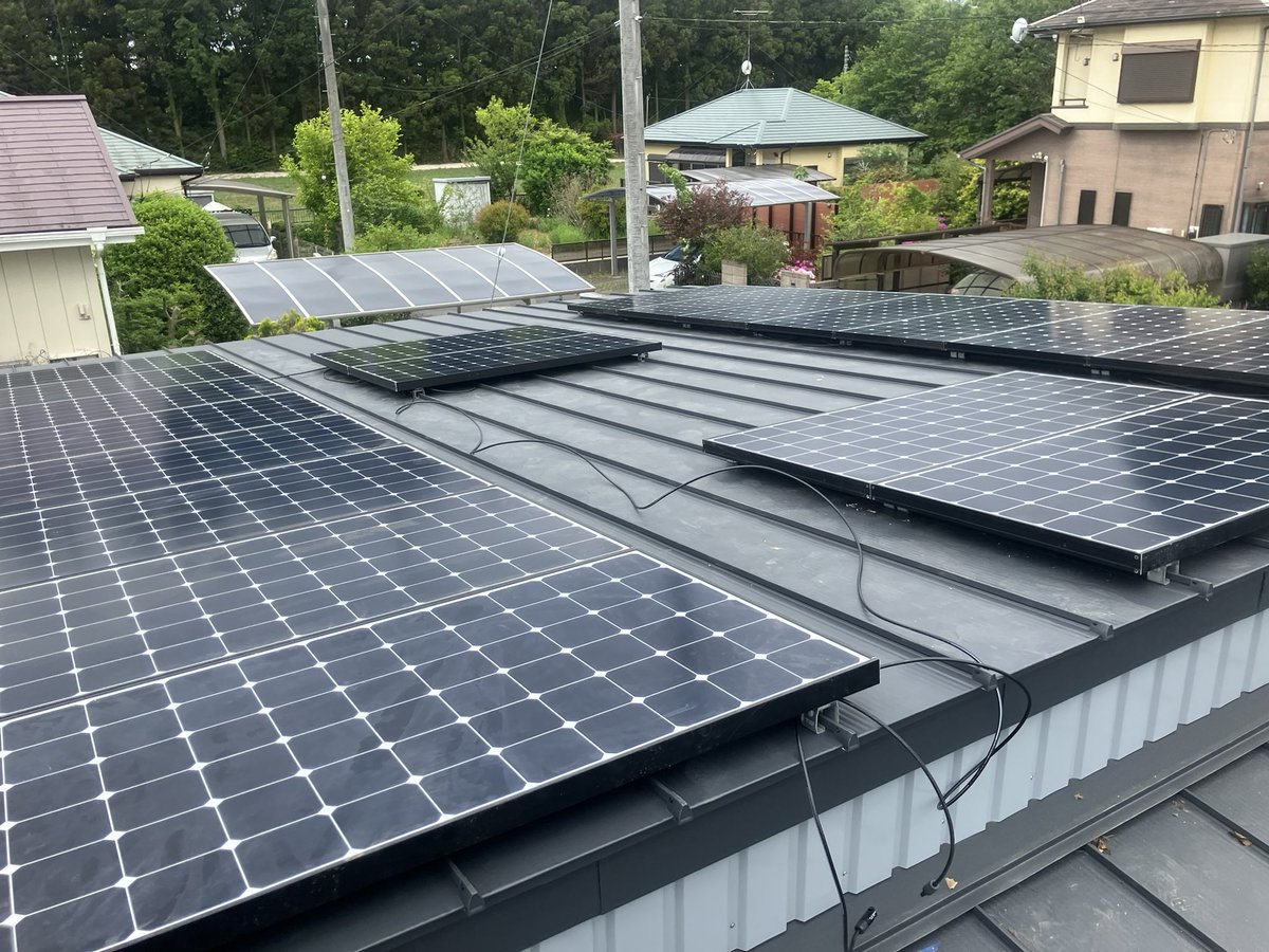 太陽光パネル20枚設置完了、PF管接続からのIV線も通して通電確認もOK