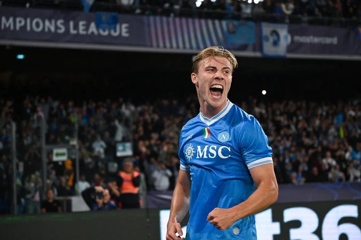 UtdForever7's tweet photo. 🚨🗣️ Napoli Sporting Director Giovanni Manna on Rasmus Hojlund: 

“There are no doubts. Rasmus Højlund will stay here in Napoli with us.

“We have an obligation to buy from Manchester United in case of Champions League qualification, but he is in our plans REGARDLESS of this condition.”