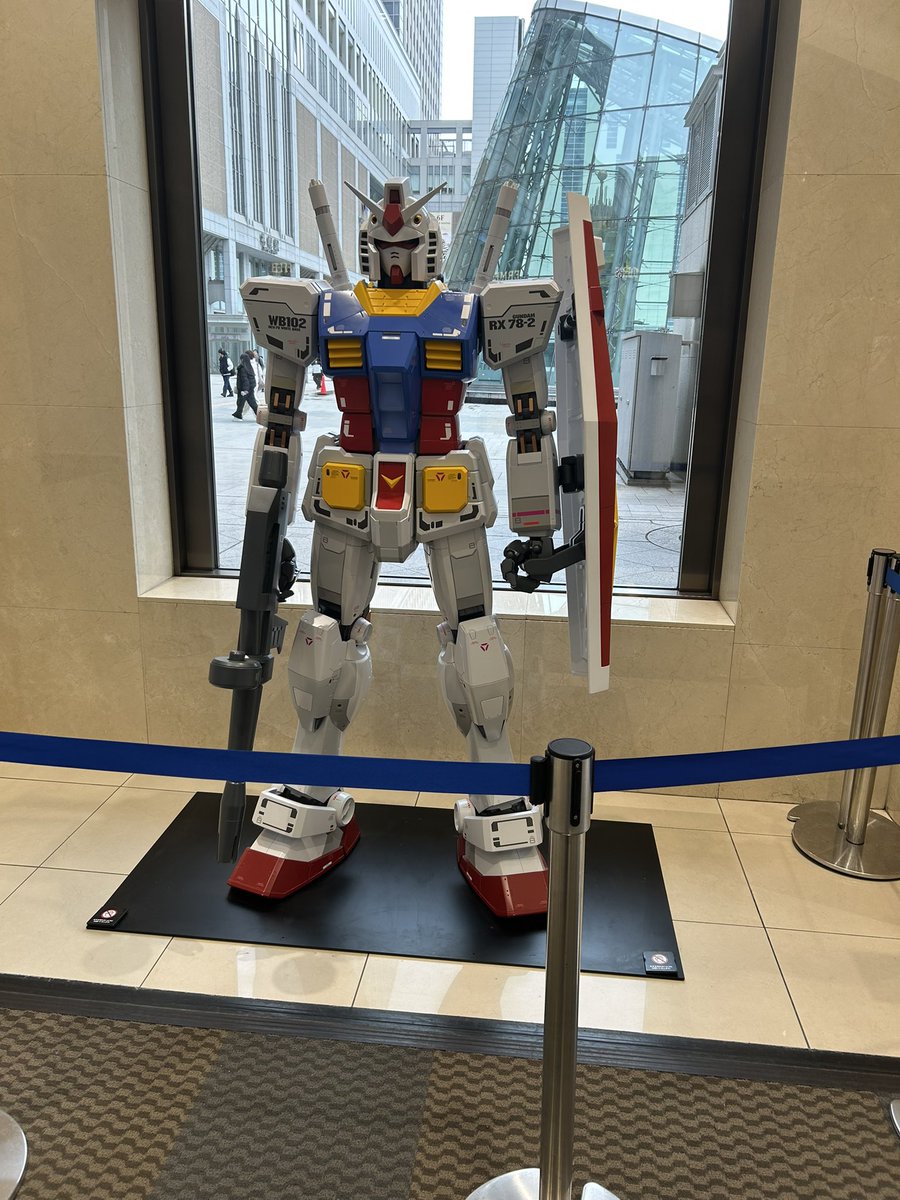 よくよく思えばガンダム、Apexコラボ期間に札幌駅にいて、限定出展みたいなのやっててふと横切った時に機体の頭だけ飾られてたからこの180cm以外のガンダム以外にも写真撮っとけば良かった〜、、、、