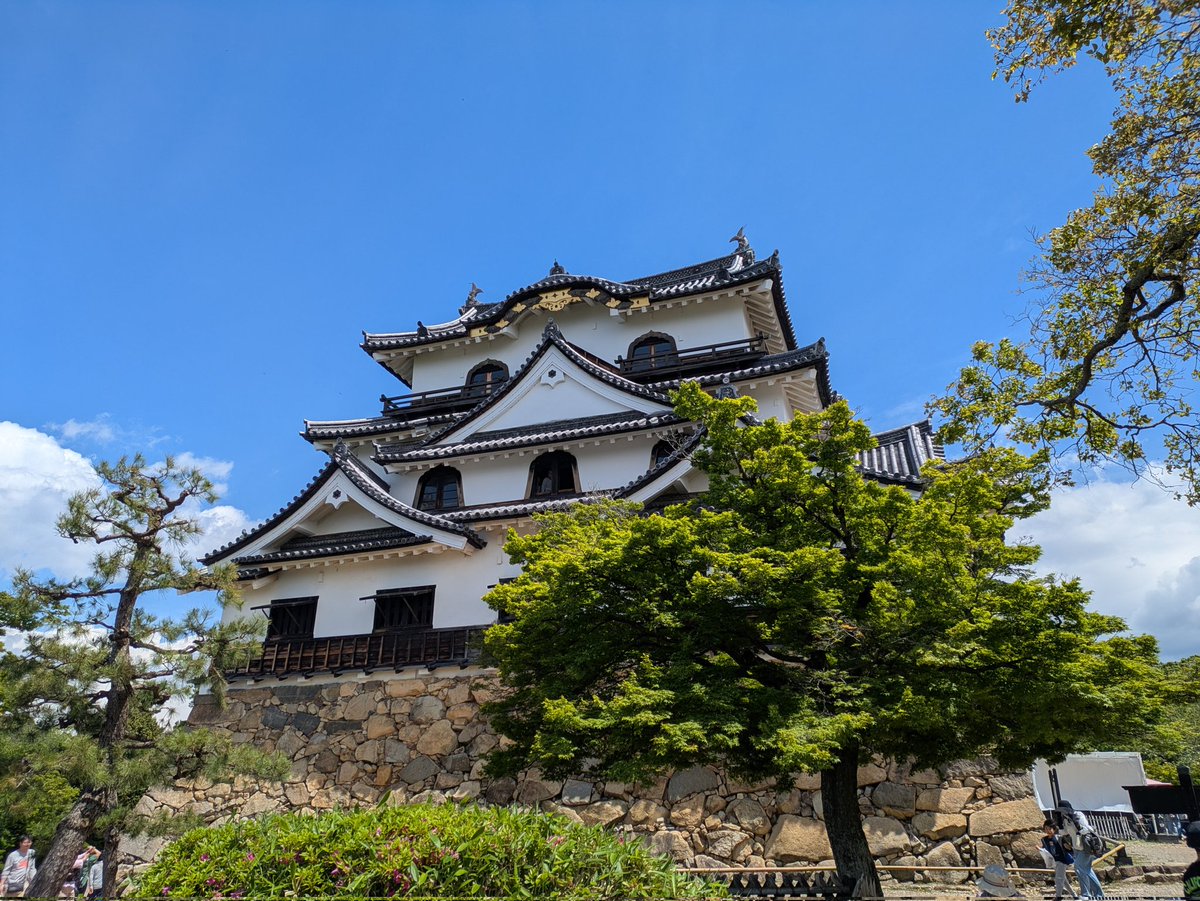 boonagon's tweet photo. このGWに彦根城に行きました。彦根城の形をしたおまんじゅうをお土産に買いました。惜しい！1階にも三角で二つの破風が表現されていたらより彦根城らしかった。 https://t.co/AsGdu2vKo4