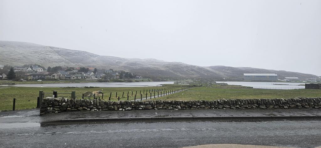 barryirvine1's tweet photo. @bbcweather it's not raining here in shetland it's snowing https://t.co/o2iCCawBfA