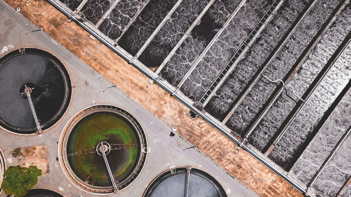 Parlimag's tweet photo. How can Europe secure critical raw materials in a resource-constrained world? Recycling and waste treatment can provide valuable secondary materials to support industry and competitiveness, say @suez. Partner content