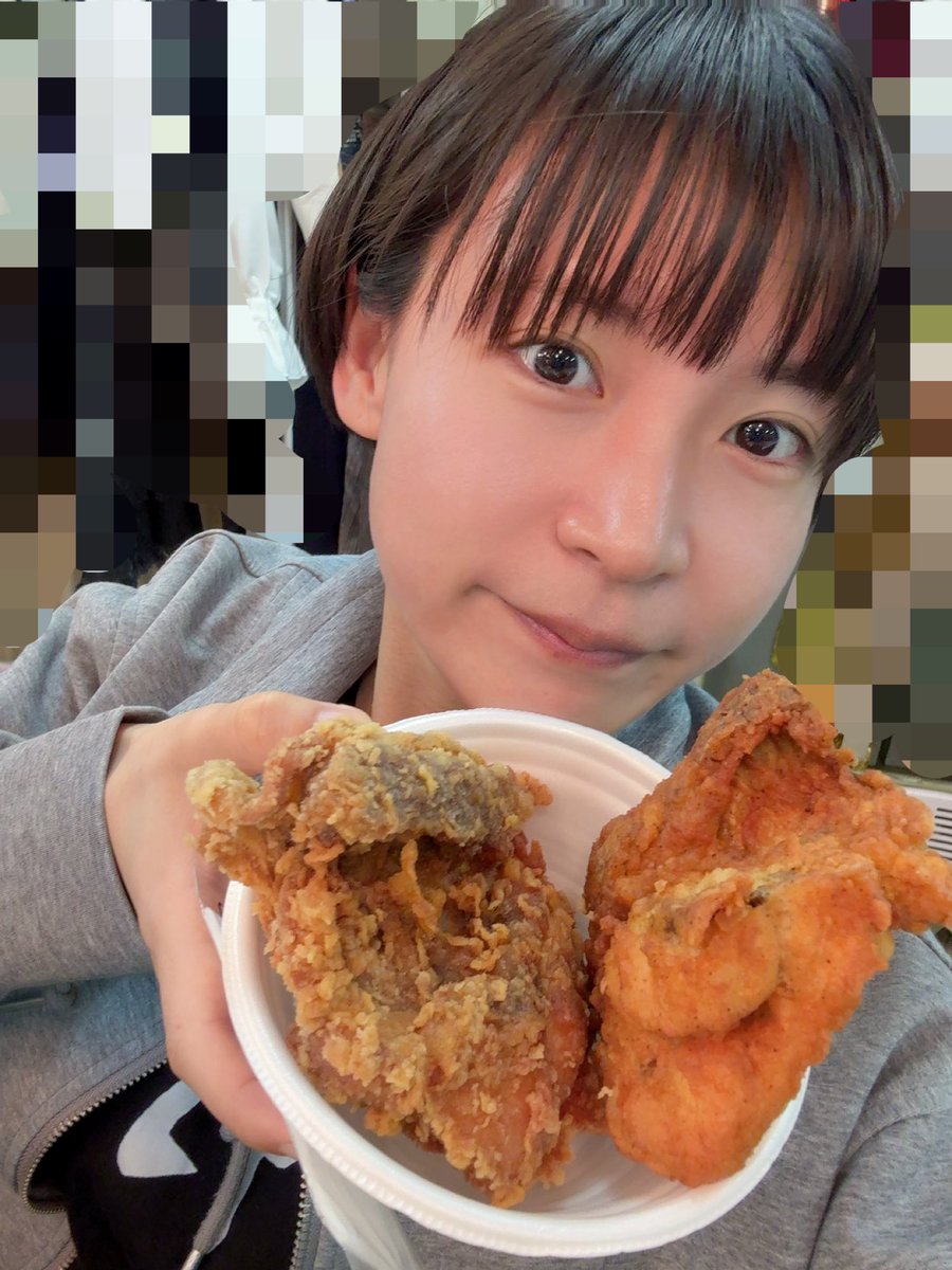 asuka_asuka24's tweet photo. カンコンキンシアター５日目

あすぴーのうちわしっかり見えました💡
ありがとうございます🙇‍♂️
びっくりした！めっちゃ嬉しかった☺️🙌
コンペに参加して下さった方も
ご夫婦で来て下さって🙇‍♂️🙇‍♂️
大丈夫だったのか心配ではありますが。笑

明日もよろしくお願いします！！
ちなみに今日はケンタッキー🐔 https://t.co/1UJeLZWDto