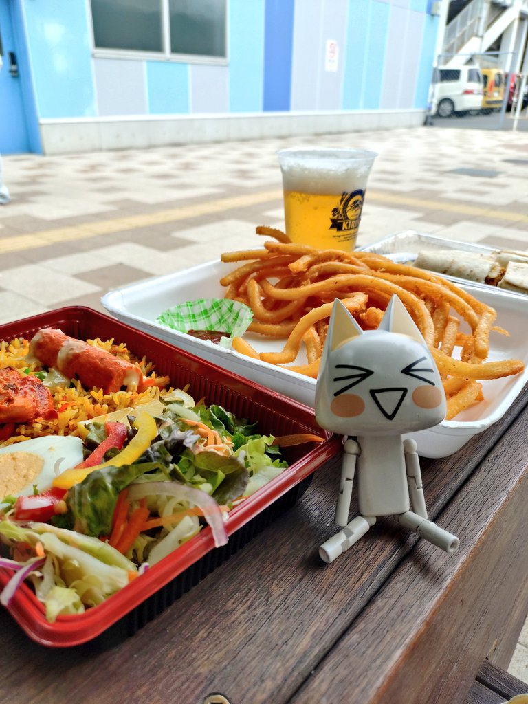 みんなでフードやビールを買って青空の下で食べるの、たのしいね……！
こうやって三崎の方々に声をかけていただけるの、ありがたいなぁ……