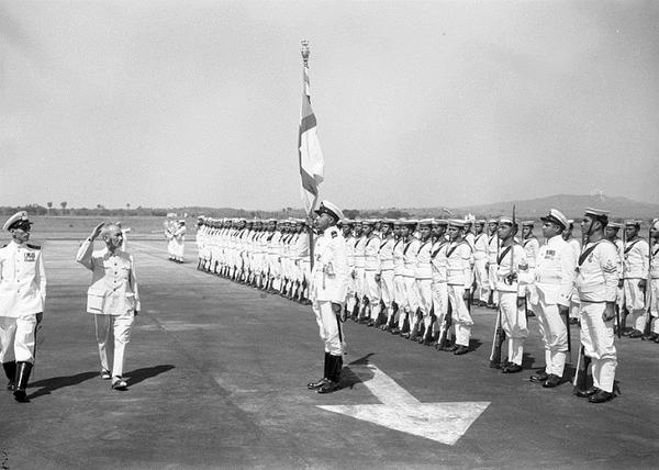 IndiaHistorypic's tweet photo. 1958 :: Dr. Ho Chi-Minh, President of Republic of Vietnam Inspecting  Guard of Honour , Bombay   #IndiaVietnam 

@MOFAVietNam https://t.co/ZPYk5xHwkg
