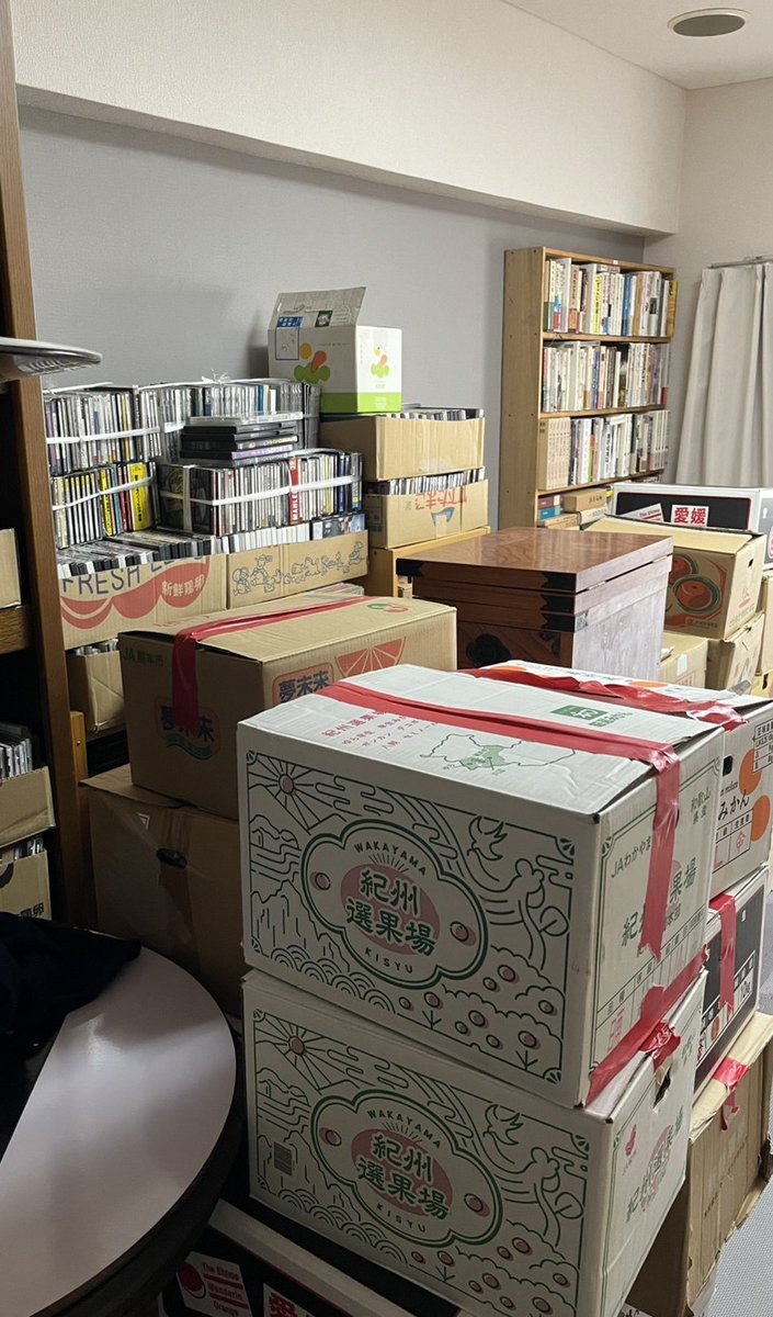 よつば文庫
明日は休業日とさせていただきます。
まだしばらく片付きそうにありません💦