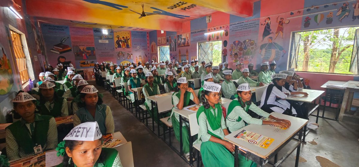 पश्चिमी सिंहभूम के बड़ा झिंकपानी स्थित +2 उच्च विद्यालय में सड़क सुरक्षा पाठशाला का आयोजन किया गया।छात्रों को नियमों की जानकारी देकर एक जिम्मेदार नागरिक और सुरक्षित भविष्य की नींव रखने का प्रयास किया गया। #RoadSafety #Awareness #School #Youth #News #Jharkhand