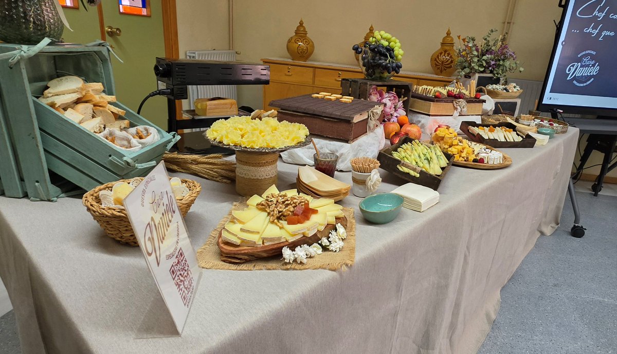 IfapaJunta's tweet photo. ¿Sabías que el #IFAPA imparte en Hinojosa del Duque el curso #Maestro #Quesero 4.0 para impulsar la elaboración de #quesos y creación de empresas #lácteas? 🧀

En esta edición participan 14 alumnas y 6 alumnos que aúnan diferentes perfiles profesionales

🌐https://t.co/vzRD1Yrrfw https://t.co/bvHfppbEN9
